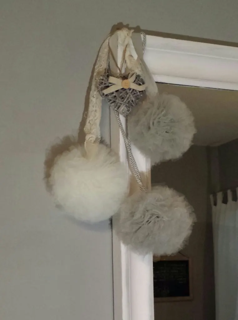 Decorazione di tulle appesa in casa
