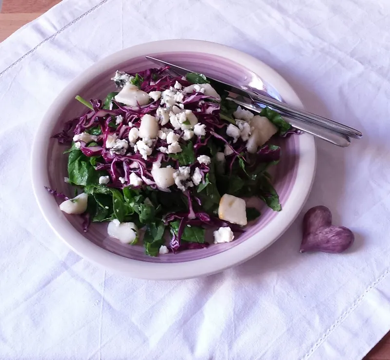 Insalata di spinaci forte con Roquefort sbriciolato, vista da vicino