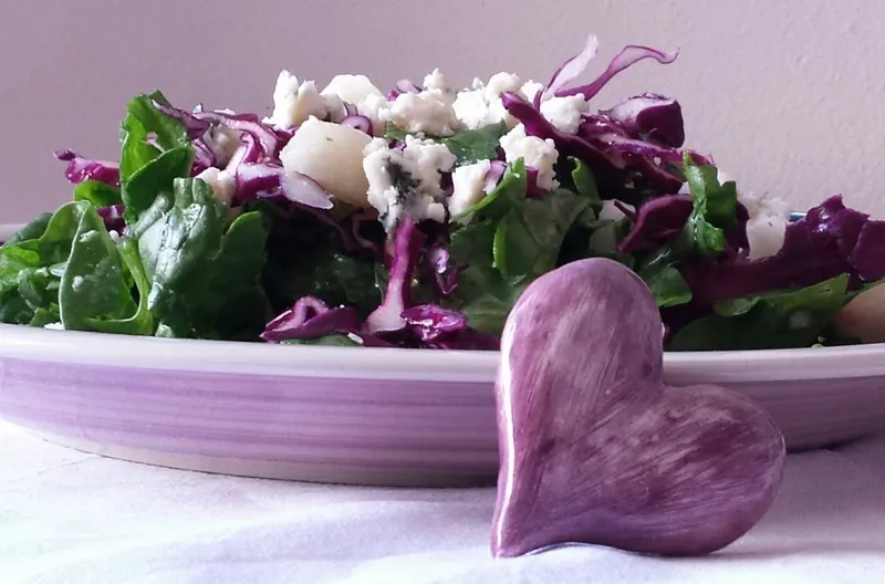 Insalata di spinaci, cavolo rosso, pera e Roquefort nel piatto