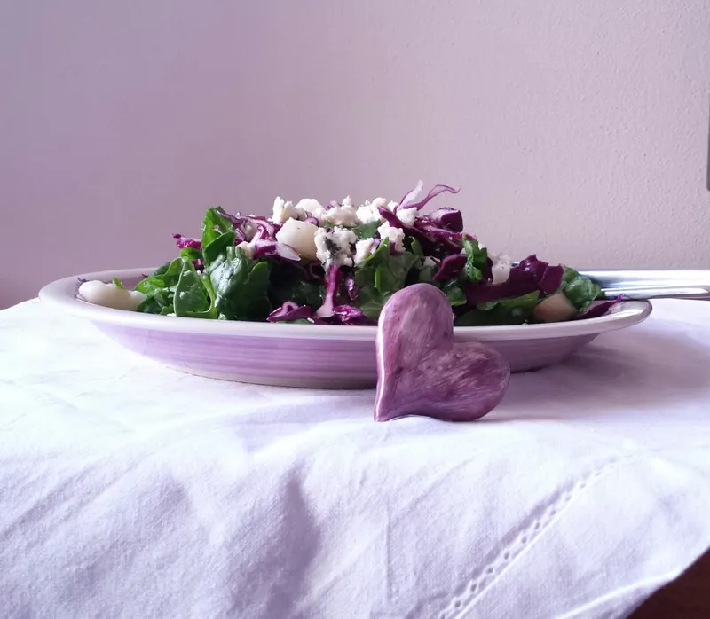 Piatto di insalata di spinaci e pera pronto da servire