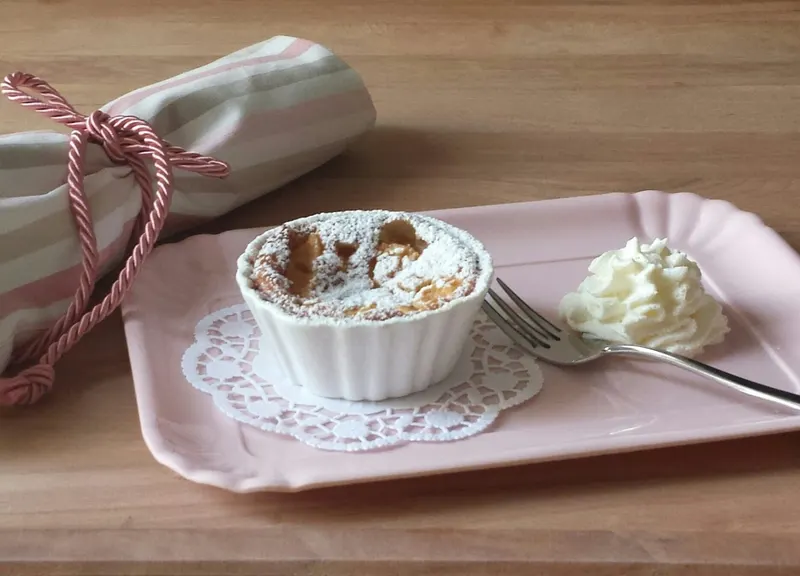 Clafoutis alle pesche appena sfornato nella tortiera