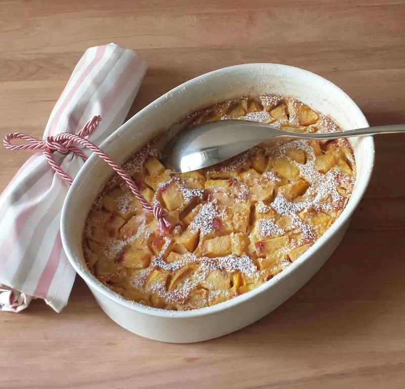 Clafoutis alle pesche da vicino, con i cubetti di frutta