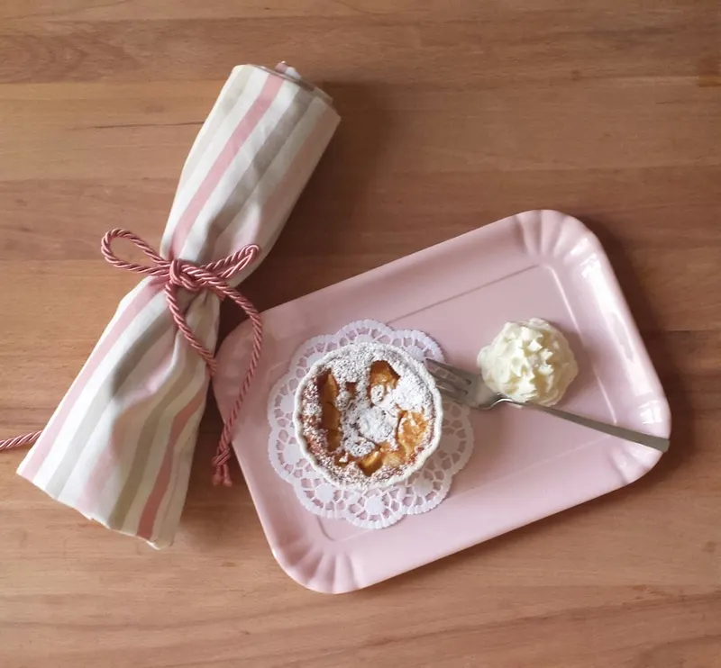 Una porzione di clafoutis alle pesche nel piatto