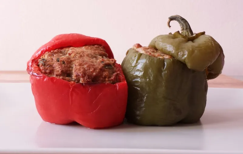 Ciotoline di peperoni ripiene di carne appena uscite dal forno