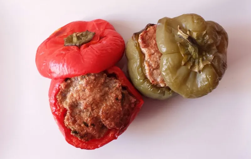 Peperoni colorati ripieni di carne con le loro calottine