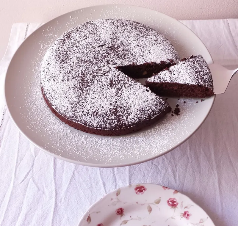 Torta al cioccolato senza farina spolverata di zucchero a velo