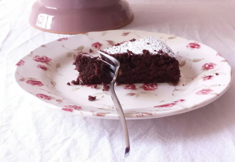 Una fetta di torta al cioccolato e ceci su un piatto da dessert