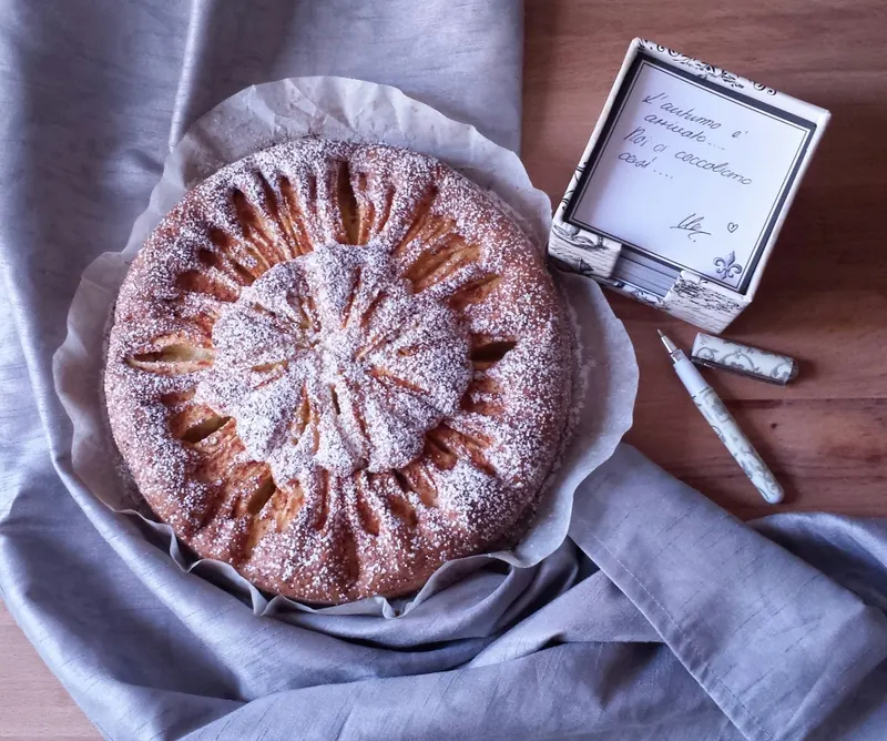 Torta di mele e cannella con gli spicchi disposti a raggiera