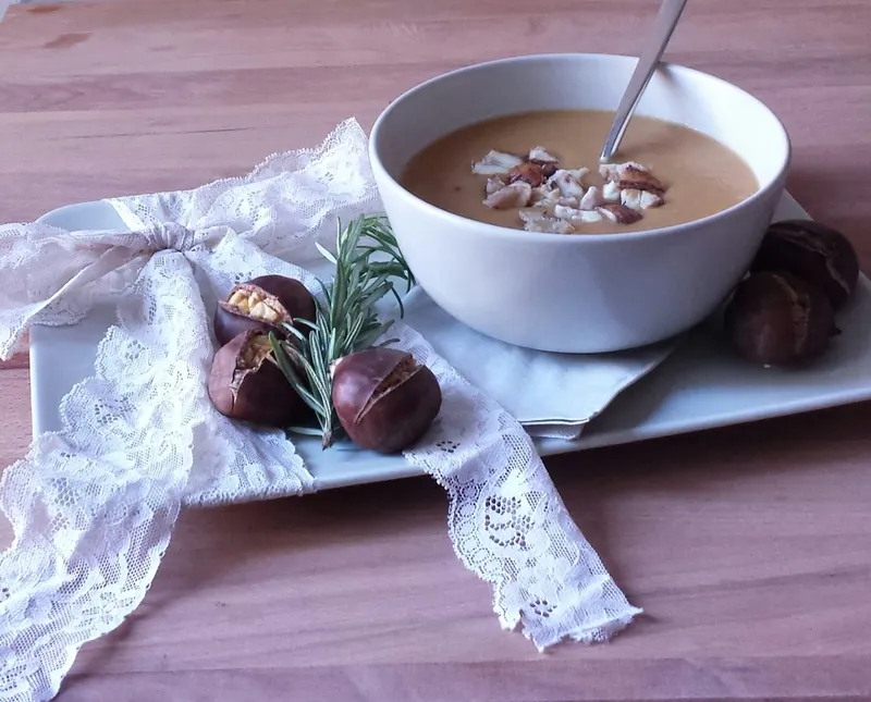 Crema di castagne e zucca nel piatto con castagne sbriciolate
