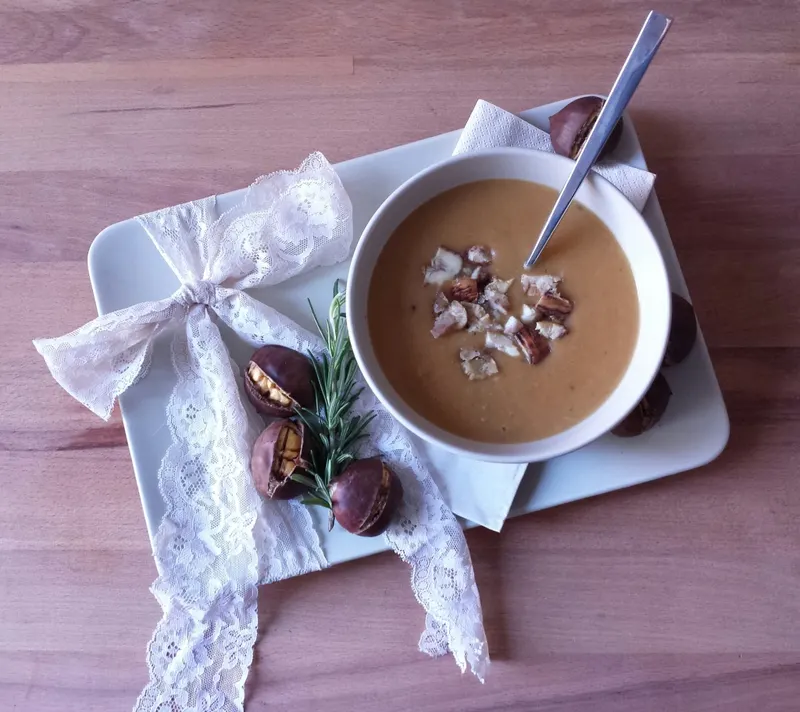Crema di castagne, zucca e zenzero servita con un filo d'olio