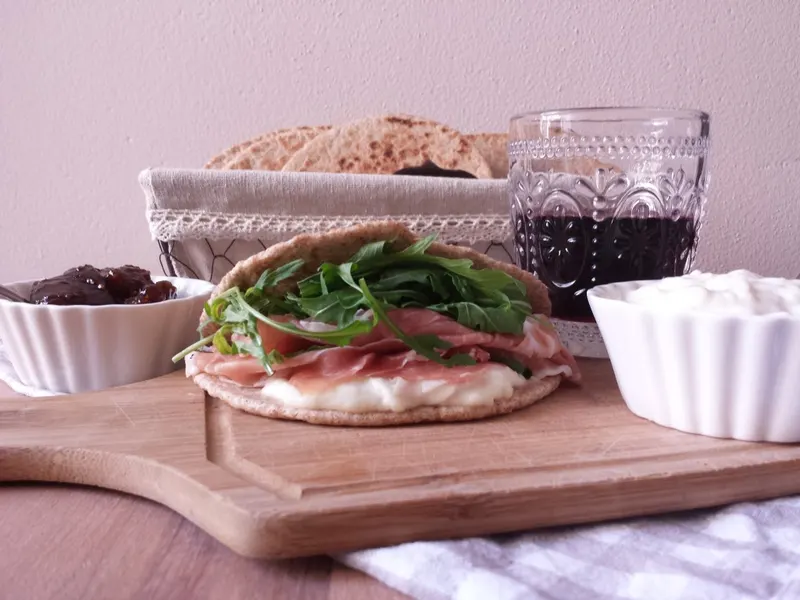 Piadina integrale farcita con squacquerone, crudo e rucola