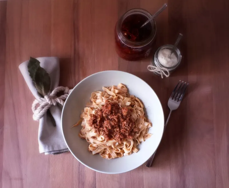 Piatto di tagliatelle condite con il ragù della domenica