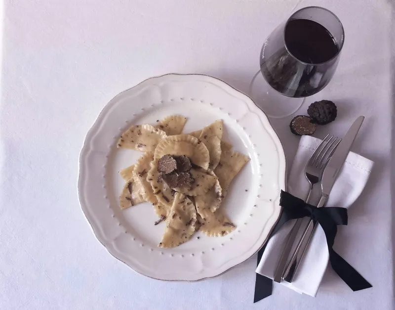 Mezzelune ripiene di cannellini condite con burro e tartufo nero