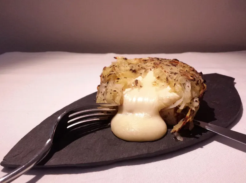 Tomino in crosta di patate e tartufo aperto, con il formaggio fuso