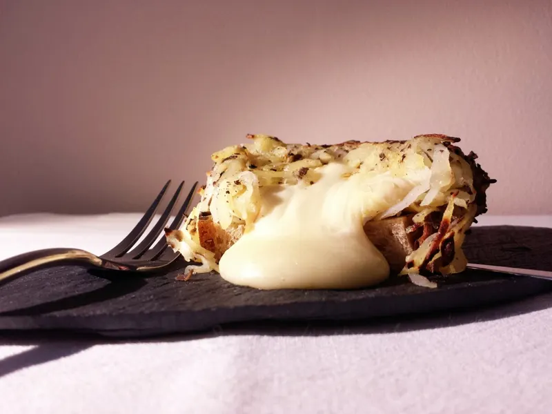 Tomino in crosta di patate gratinato su una fetta di pane
