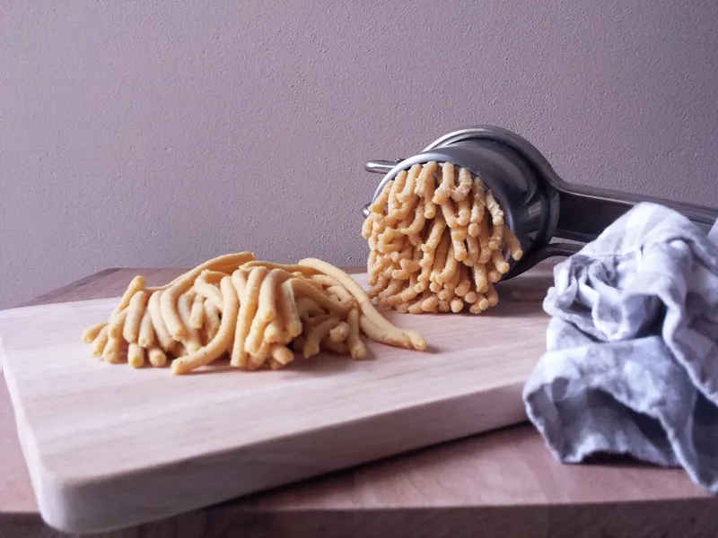 Piatto fondo di passatelli in brodo visto da vicino