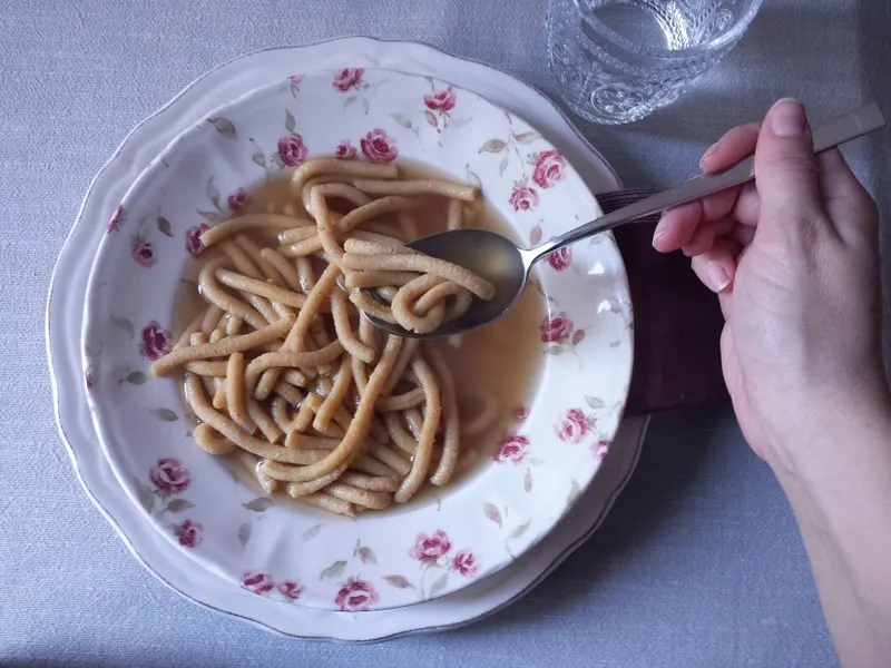 Passatelli in brodo serviti in un piatto fondo