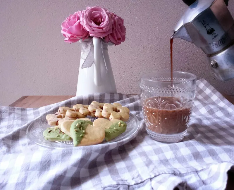 Frollini di Kamut e riso con cranberries e glassa al pistacchio
