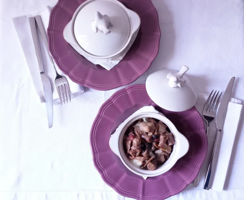 Cocotte di gnocchi di castagne con porcini, chiodini e taleggio da vicino