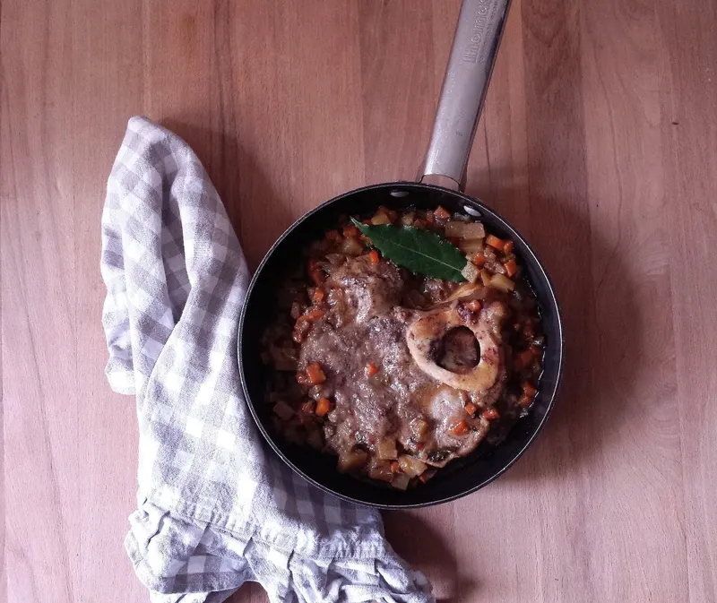 Ossobuco in umido con verdure nel piatto