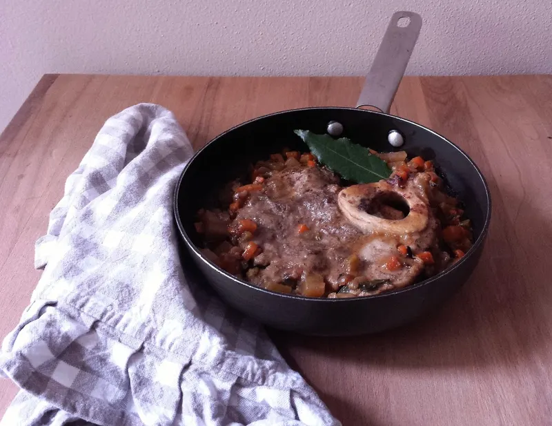 Ossobuco speziato servito con purè di patate