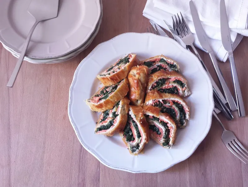 Fette di rotolo di salmone e spinaci con la farcitura in vista