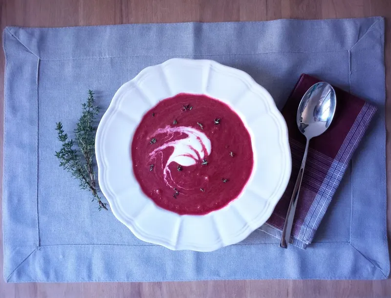 Vellutata di barbabietola nel piatto con un cucchiaino di yogurt greco