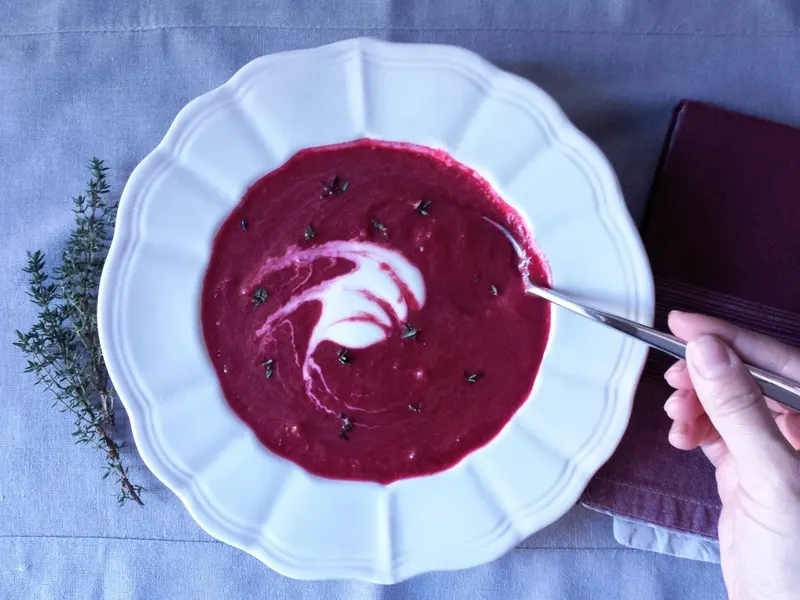 Vellutata di barbabietola color porpora servita ben calda