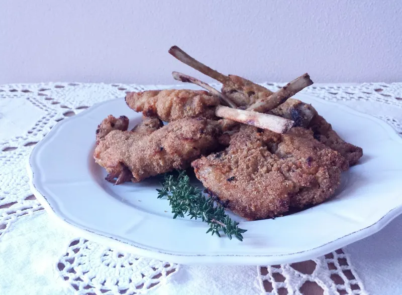 Costolette d'agnello impanate al forno da vicino