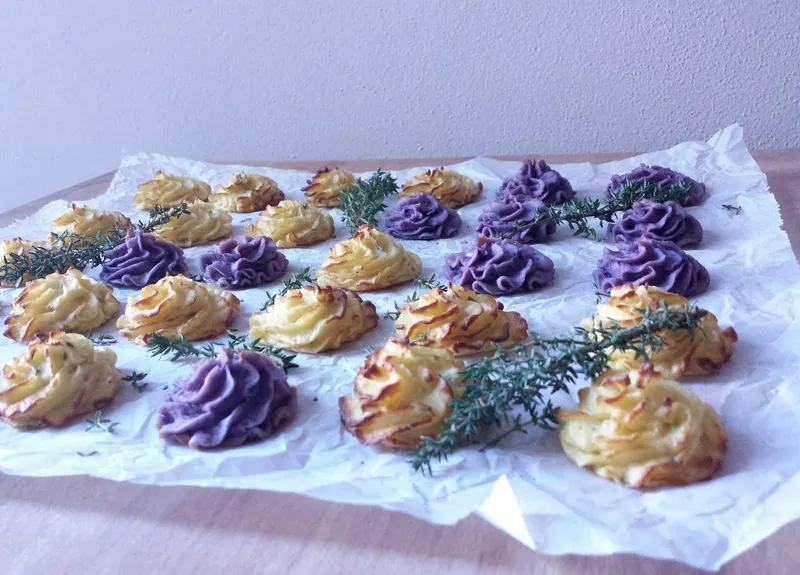 Rosette di purè di patate e vitelotte dorate al forno