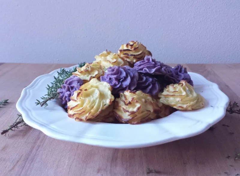 Pommes duchesse al timo servite calde, viste da vicino