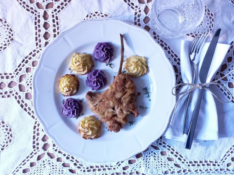 Costolette d'agnello impanate con pommes duchesse al timo