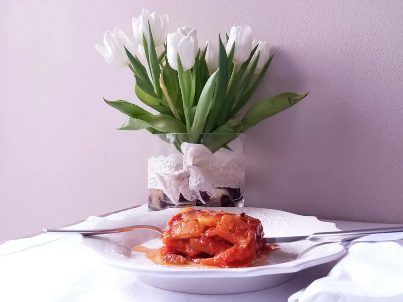 Strati di zucca, sugo e scamorza della parmigiana da vicino