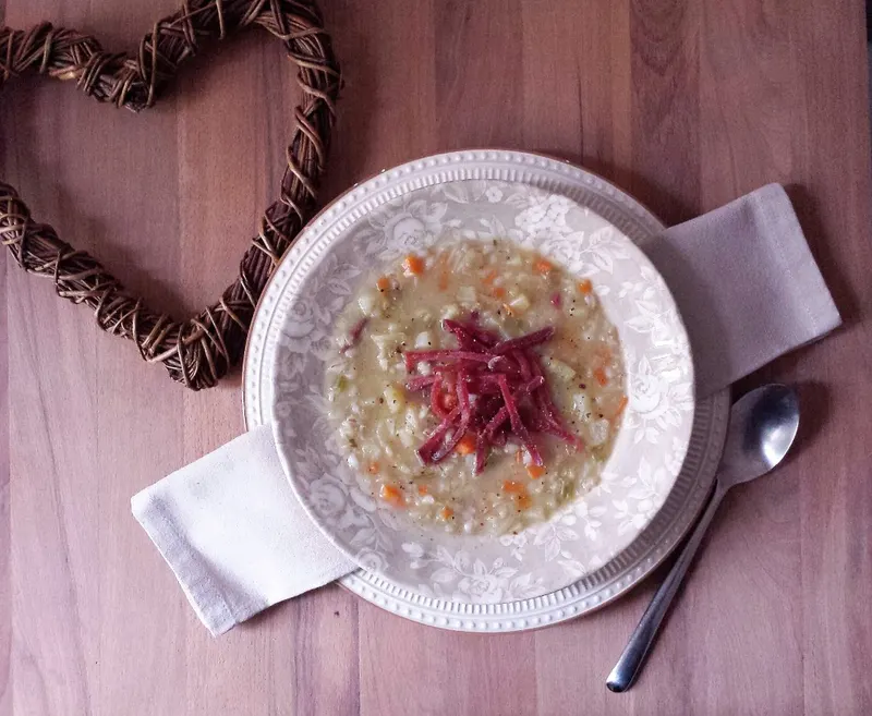 Zuppa d'orzo del Grigione con verdure e bresaola nel piatto