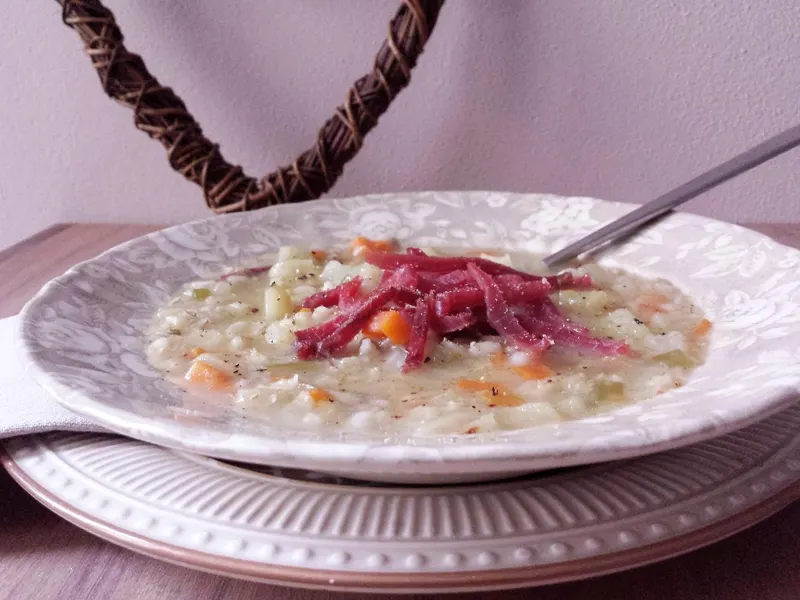 Bündner Gerstensuppe servita calda, vista da vicino