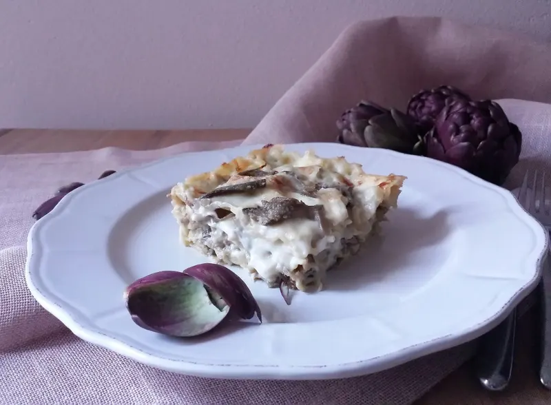 Lasagne di carciofi e salsiccia gratinate nella teglia
