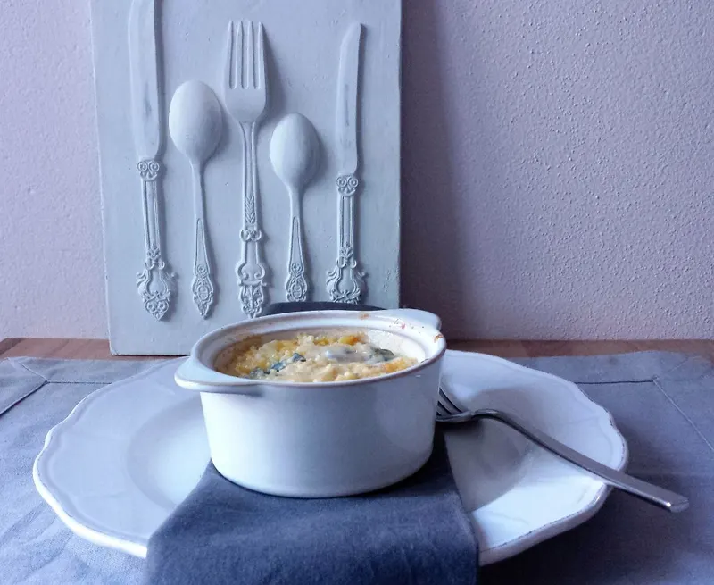 Polenta al gorgonzola da vicino con la crosta gratinata