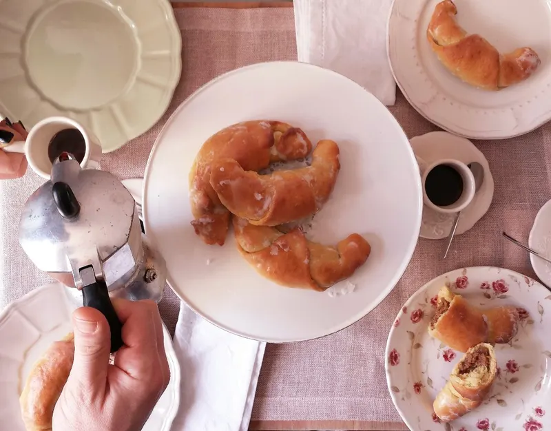 Cornetti alla nocciola glassati appena sfornati