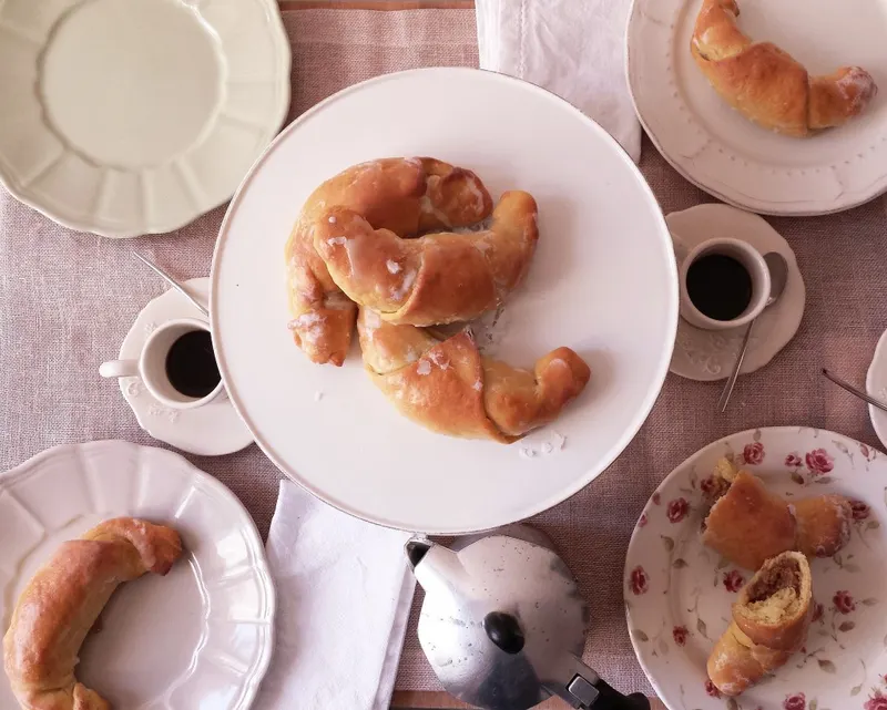 Cornetti alla nocciola pronti per la colazione