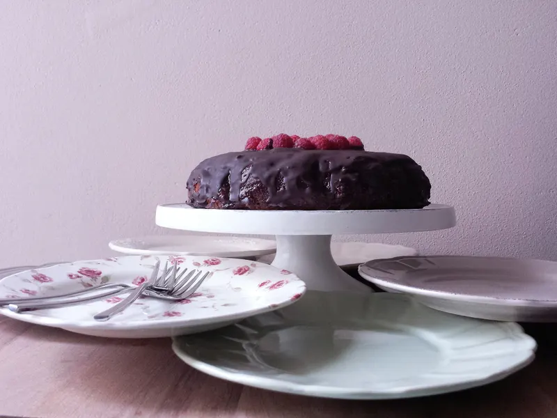 Torta al cioccolato fondente con glassa e lamponi, vista dall'alto