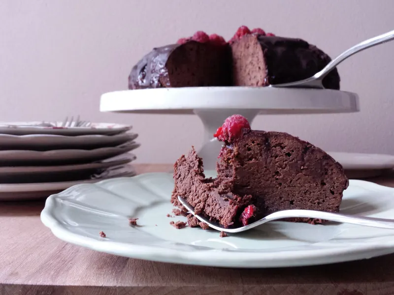Una fetta di tripudio di cioccolato e lamponi