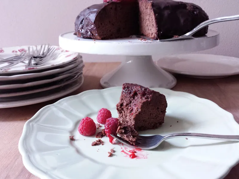 Tripudio di cioccolato e lamponi da vicino, con la glassa lucida