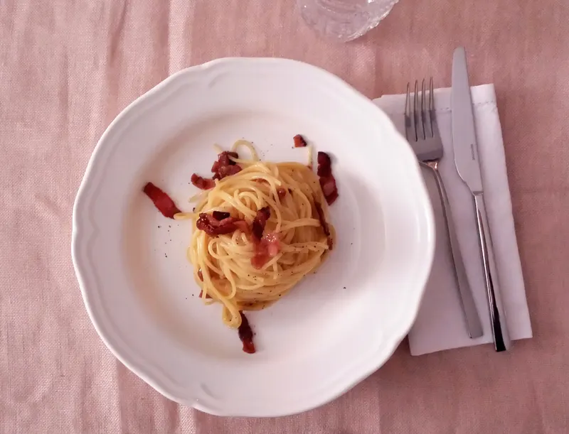 Spaghetti alla carbonara serviti in tavola, visti da vicino