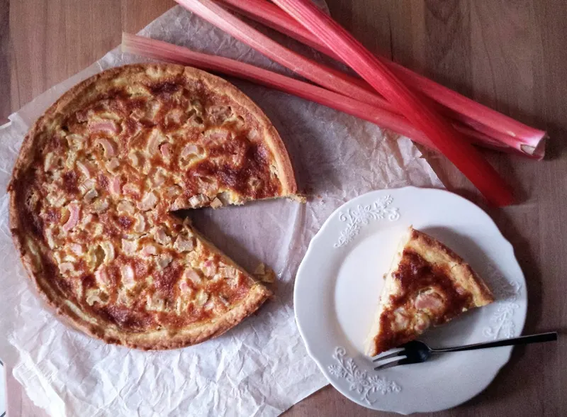 Rhabarberwähe, torta svizzera al rabarbaro, nella teglia tonda