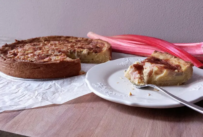 Una fetta di torta al rabarbaro con frolla e crema
