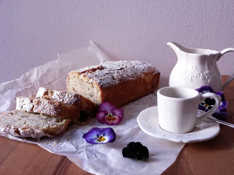 Cake alle mandorle e rabarbaro con la crosta di zucchero