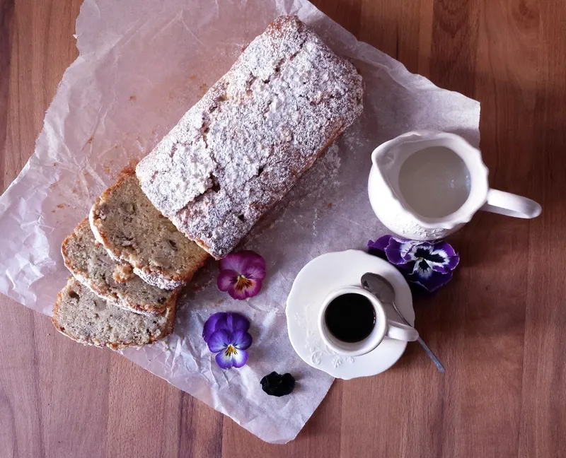 Fette di cake alle mandorle con i cubetti di rabarbaro