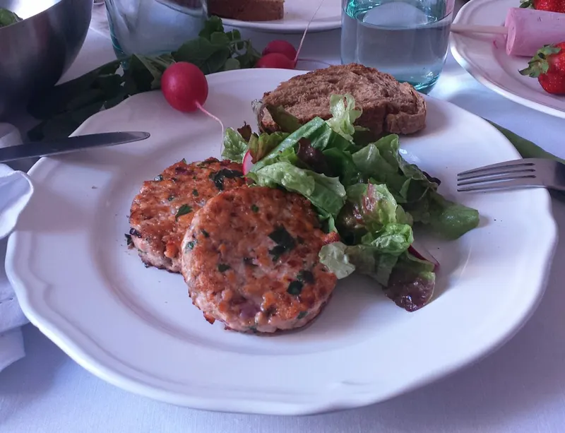 Hamburger di salmone nel piatto, visti da vicino