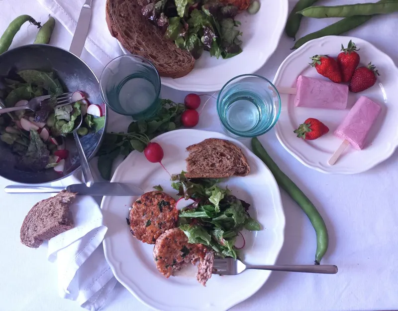 Menu equilibrato: hamburger di salmone, insalata di fave e ghiacciolo alle fragole