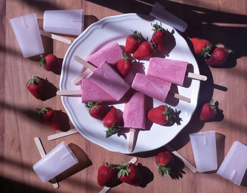 Ghiaccioli di quark e fragole appena tolti dagli stampini